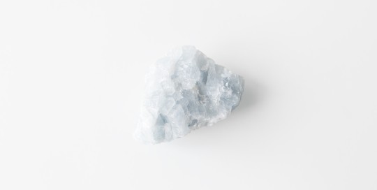 Ilaria Abbiento_Teorèma Celèste, 2020_pietra celeste installata in teca in plexiglass trasparente